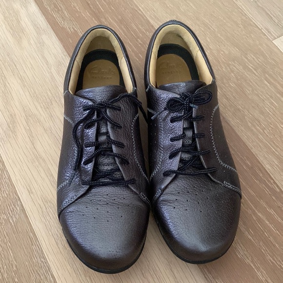 Clarks leather sneakers metallic silver size 7/7.5 - Picture 1 of 4